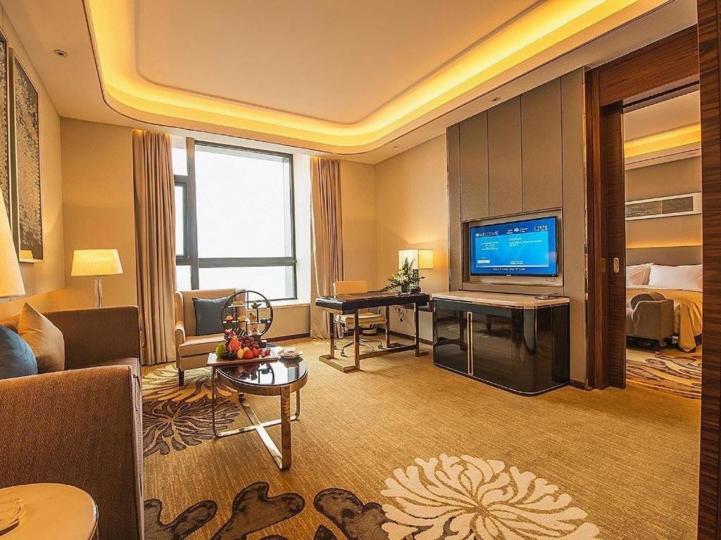 Wyndham Grand Plaza Royale Huayu Chongqing Hotel Exterior photo