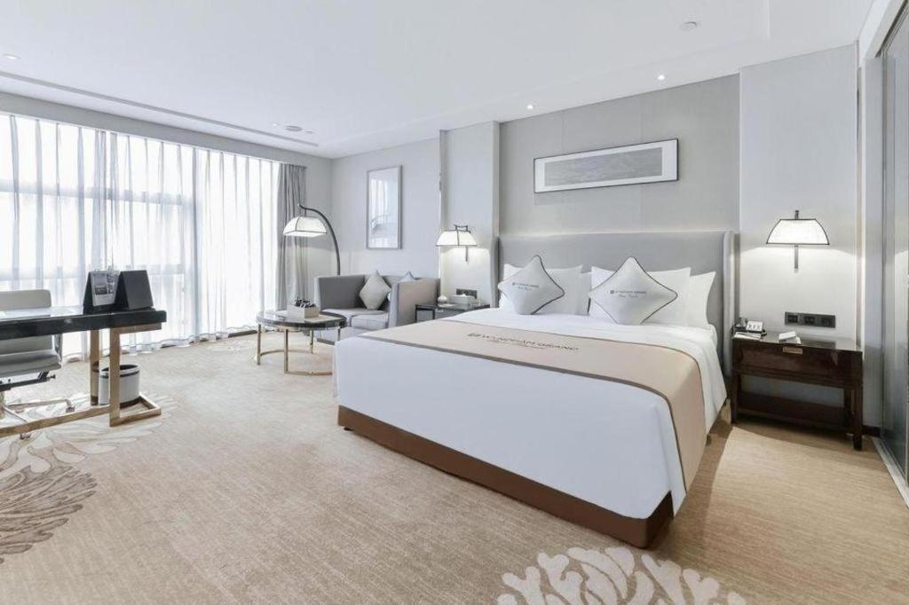 Wyndham Grand Plaza Royale Huayu Chongqing Hotel Exterior photo
